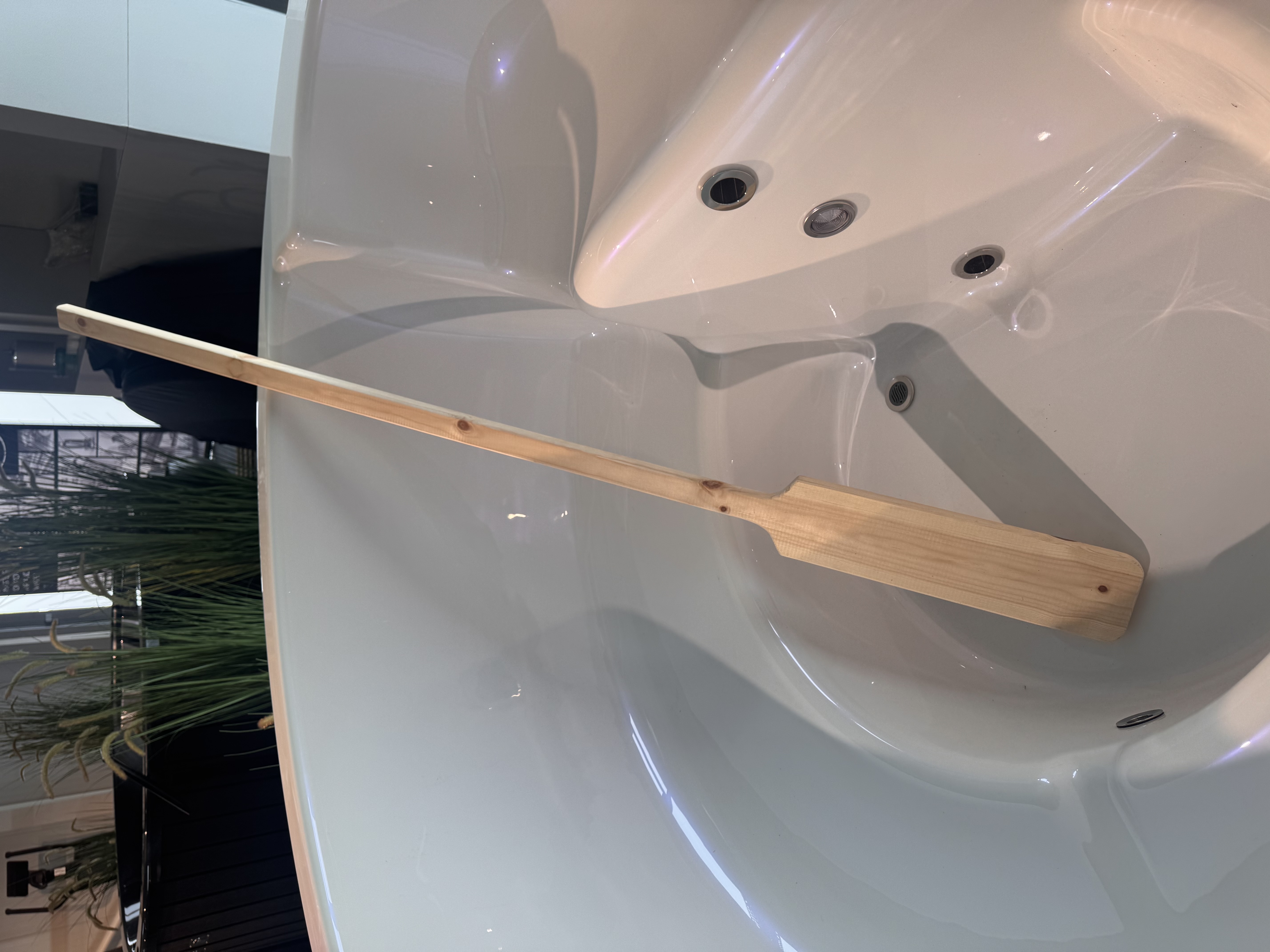 roerpeddel-in-hot-tub.jpeg