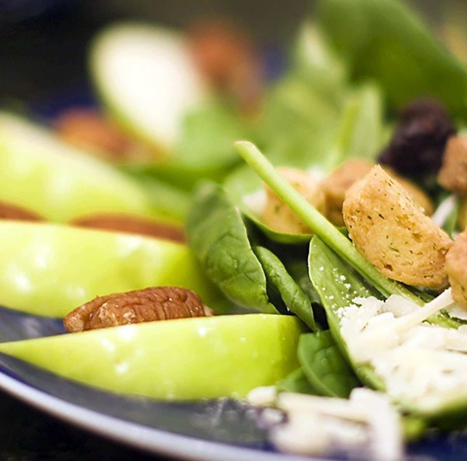 Gemengde groene salade met gegrilde peer en blauwe kaas