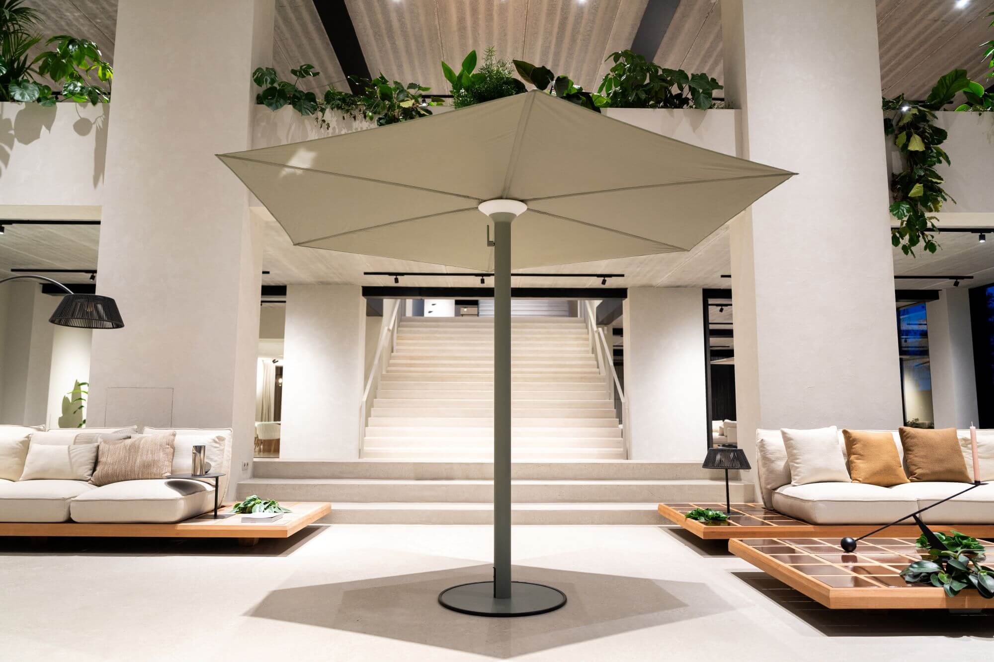 royal-botania-anamon-parasol-uitschuifbaar-met-verlichting.jpg