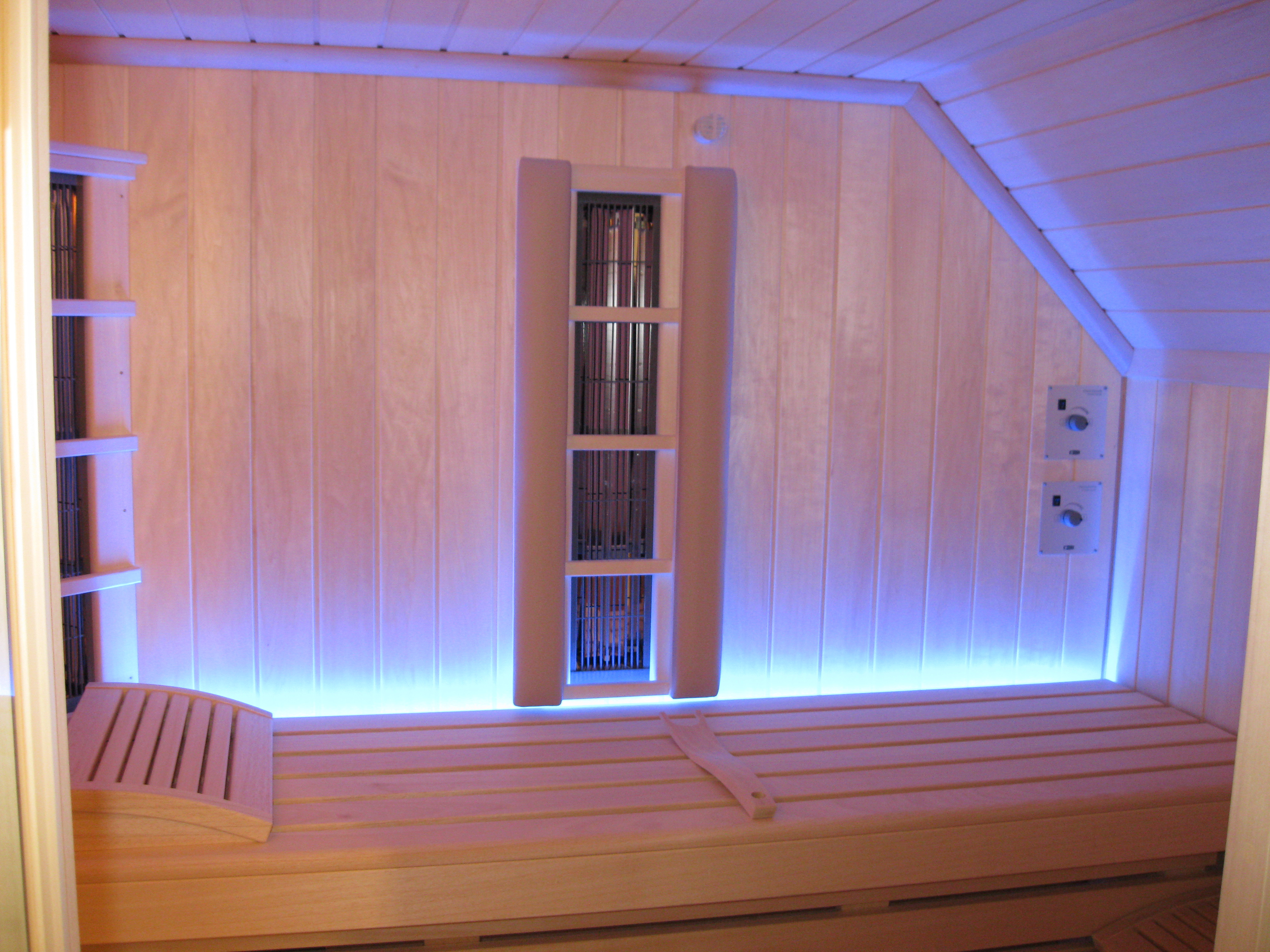 sauna-met-infraroodstraler-en-verlichting-2.jpg