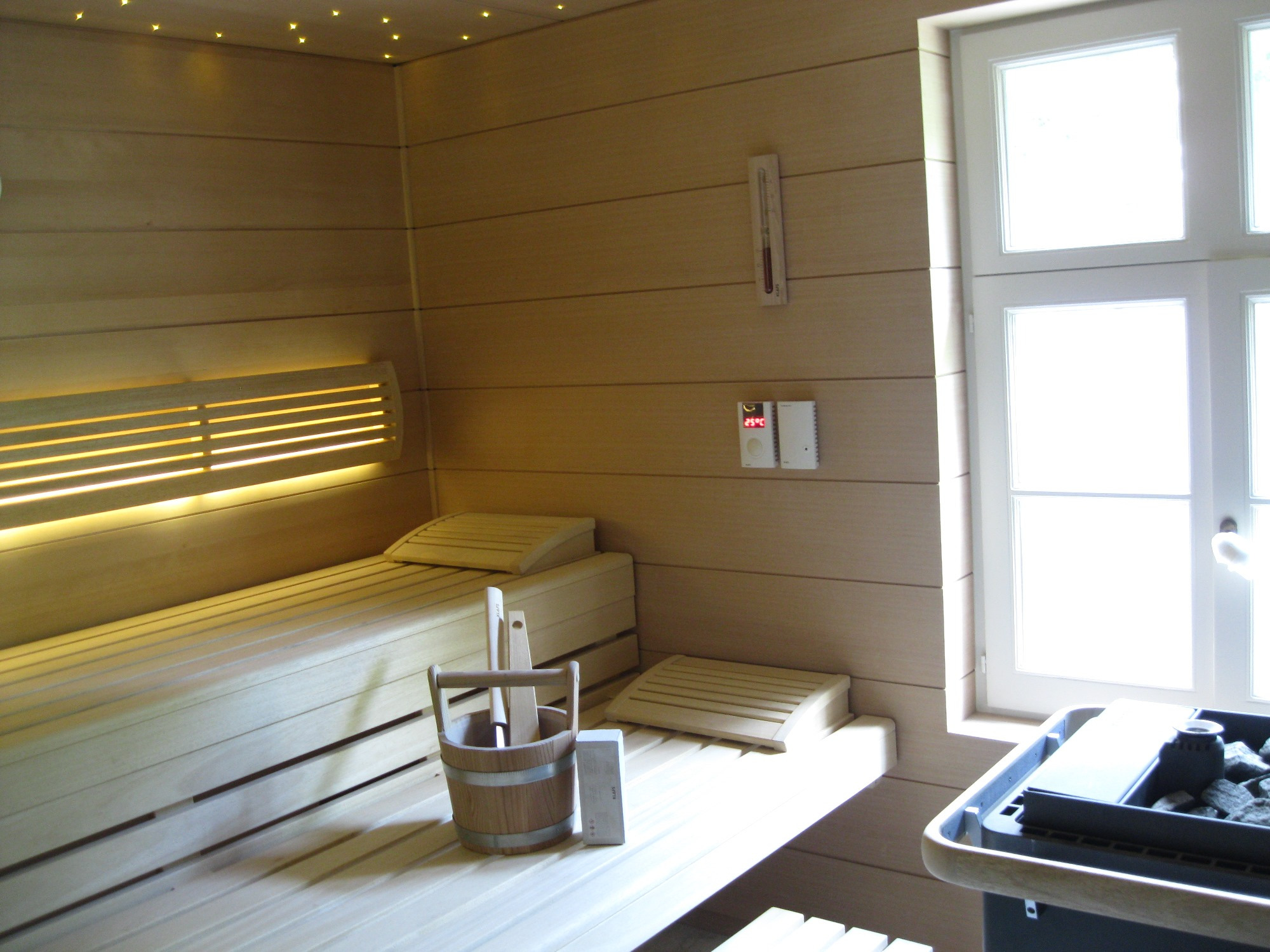 sauna-met-raam-buiten-op-maat.jpg