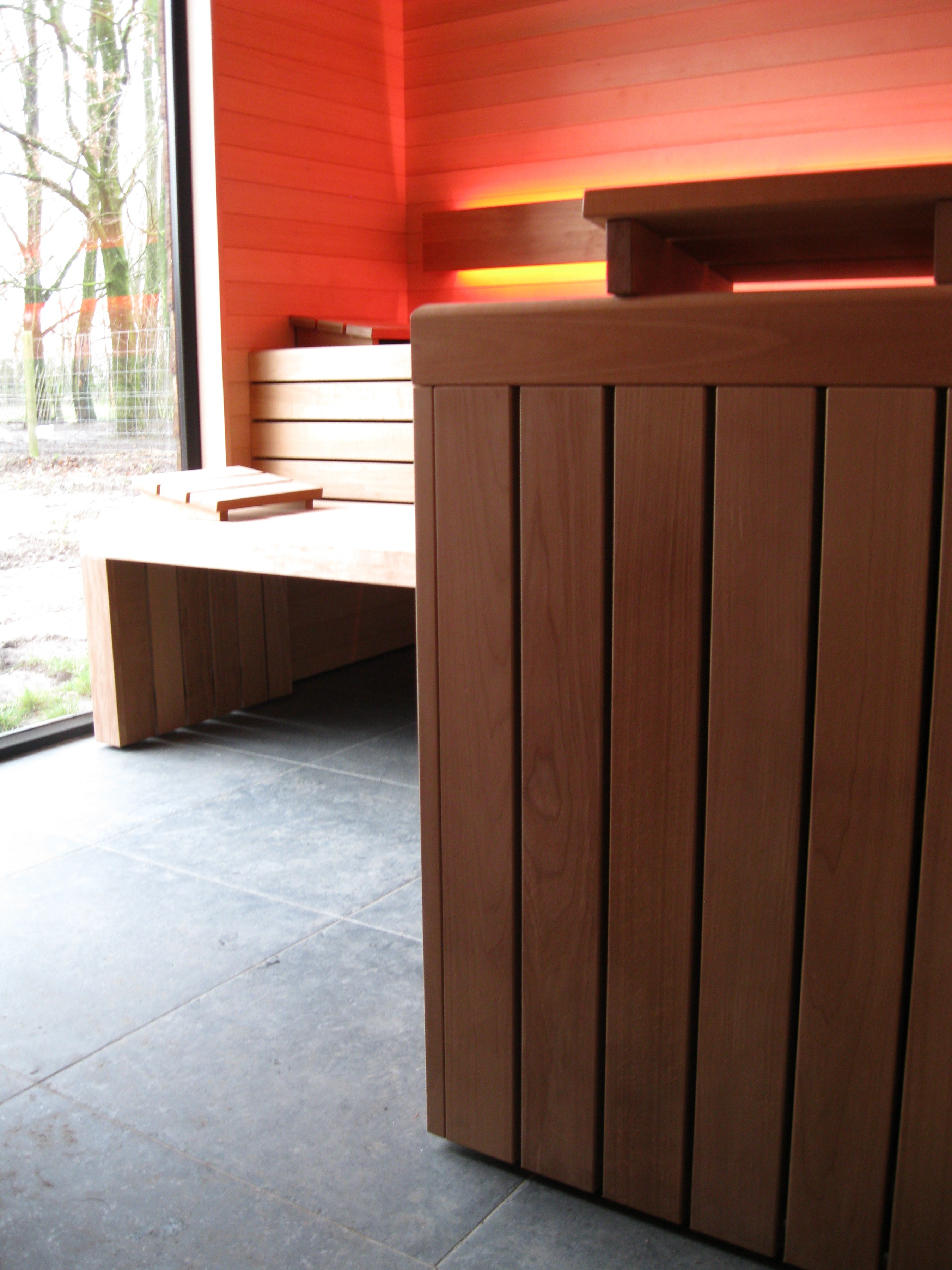 sauna-met-raam-op-maat-kopen-hanolux-antwerpen-turnhout-zicht-op-tuin-1.jpg