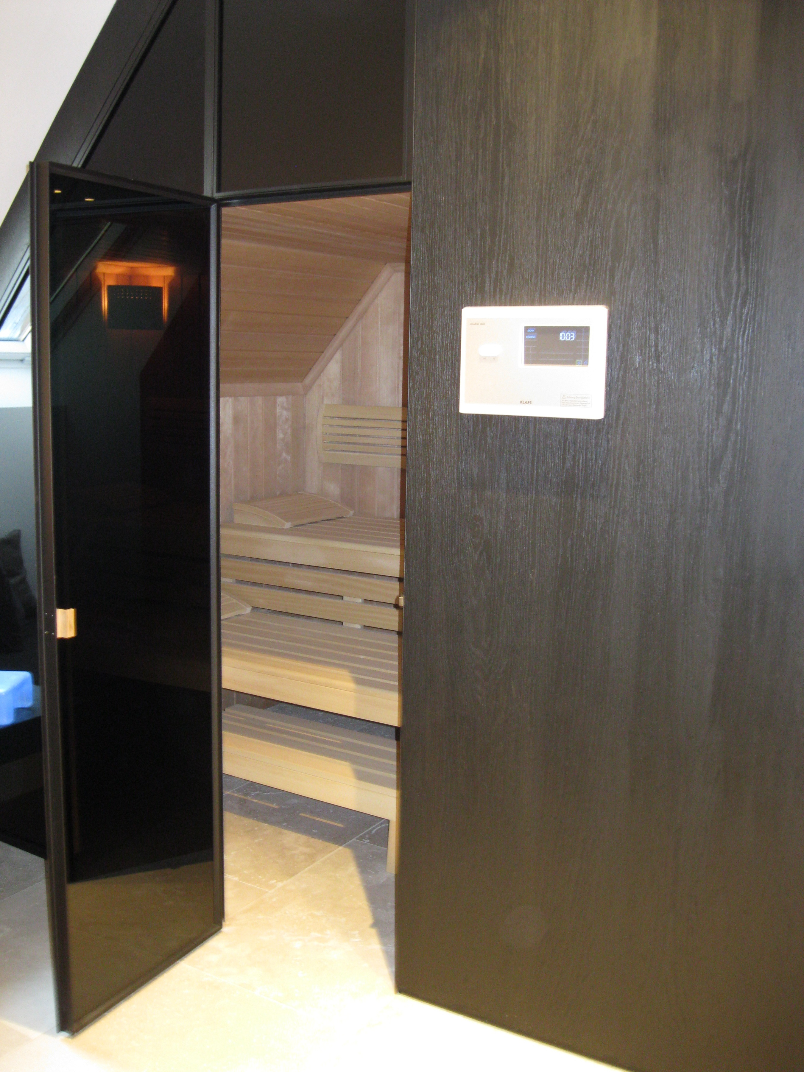 sauna-schuin-dak-op-maat-zwart.jpg
