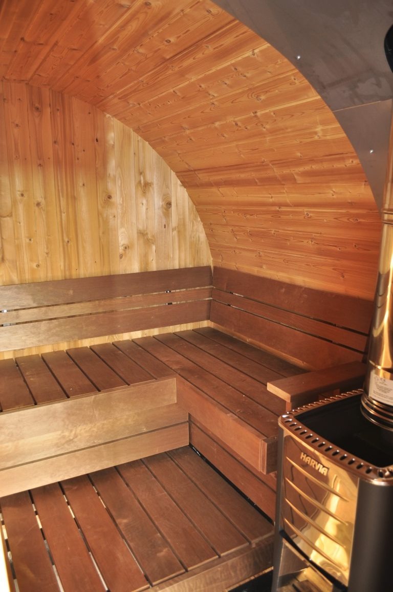 barrelsauna-buiten-sauna-hanolux-hout-kachel-dak-panoramisch-verlichting-6-e1548153200773.jpeg