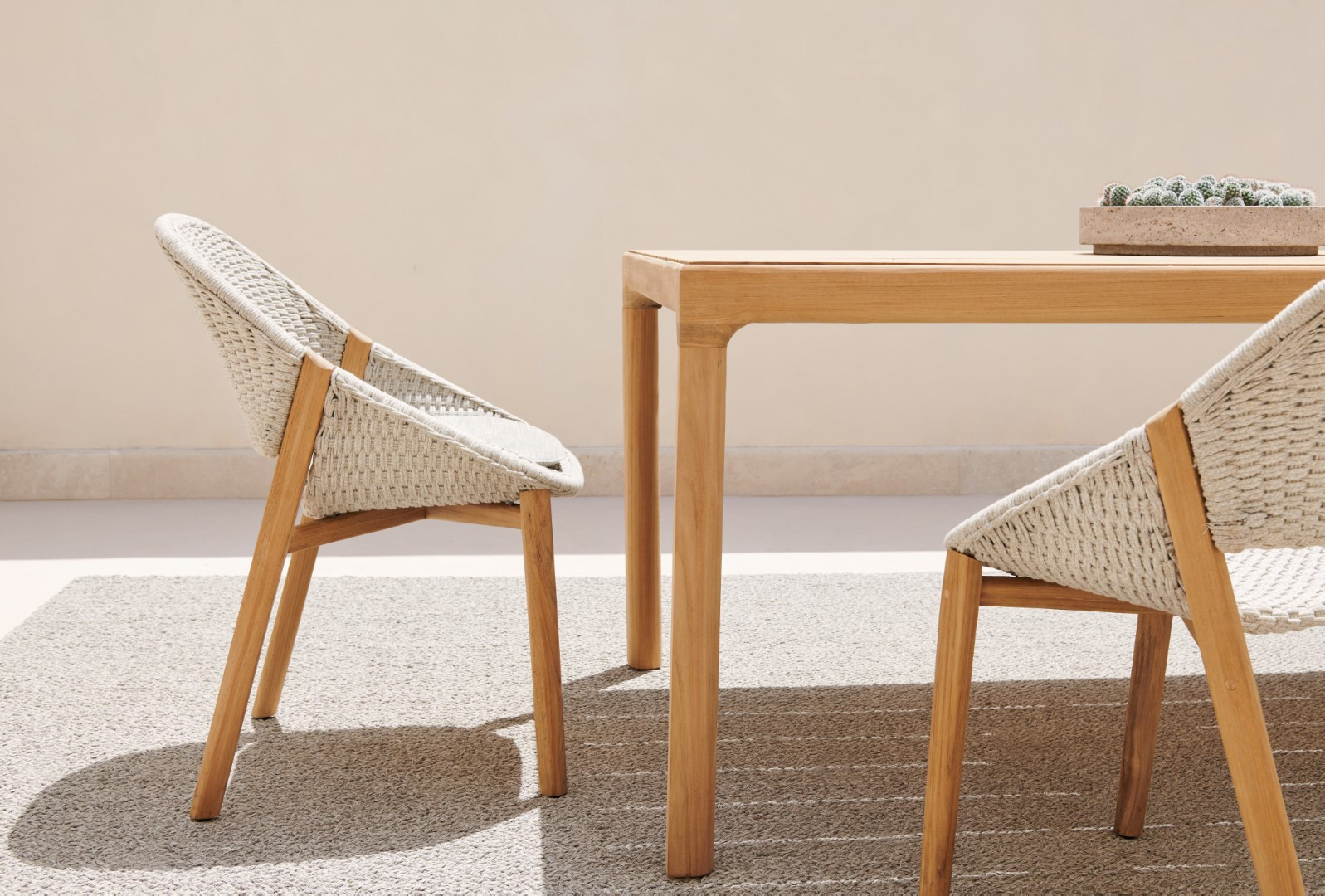 elio-armchair-illum-dining-table-teak-closeup-groot.jpg