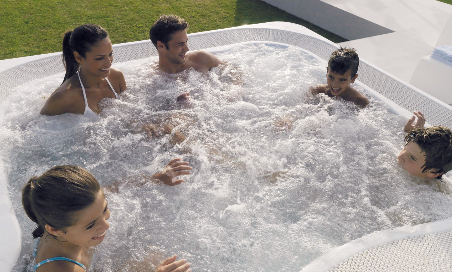 jacuzzi-virtus-bubbelbad-spa-whirlpool-hot-tub-water-hanolux-turnhout.jpeg