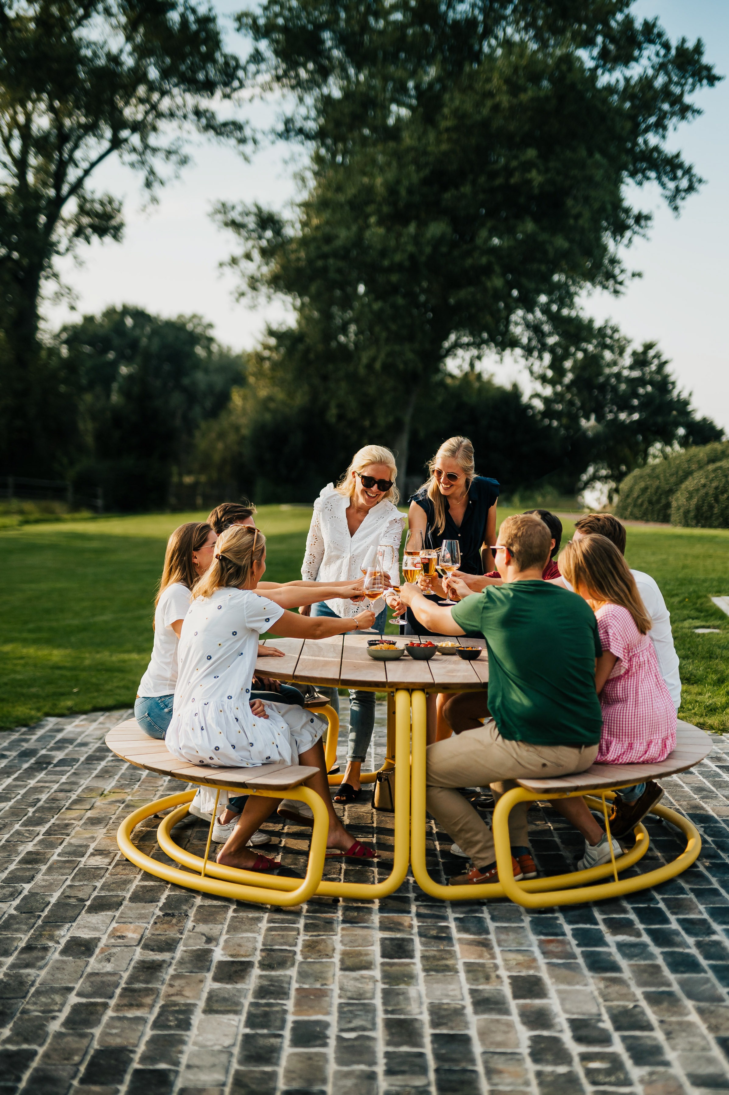 wunder-picknickbank-belgisch-design-tuinmeubelen-the-circle-3.jpg