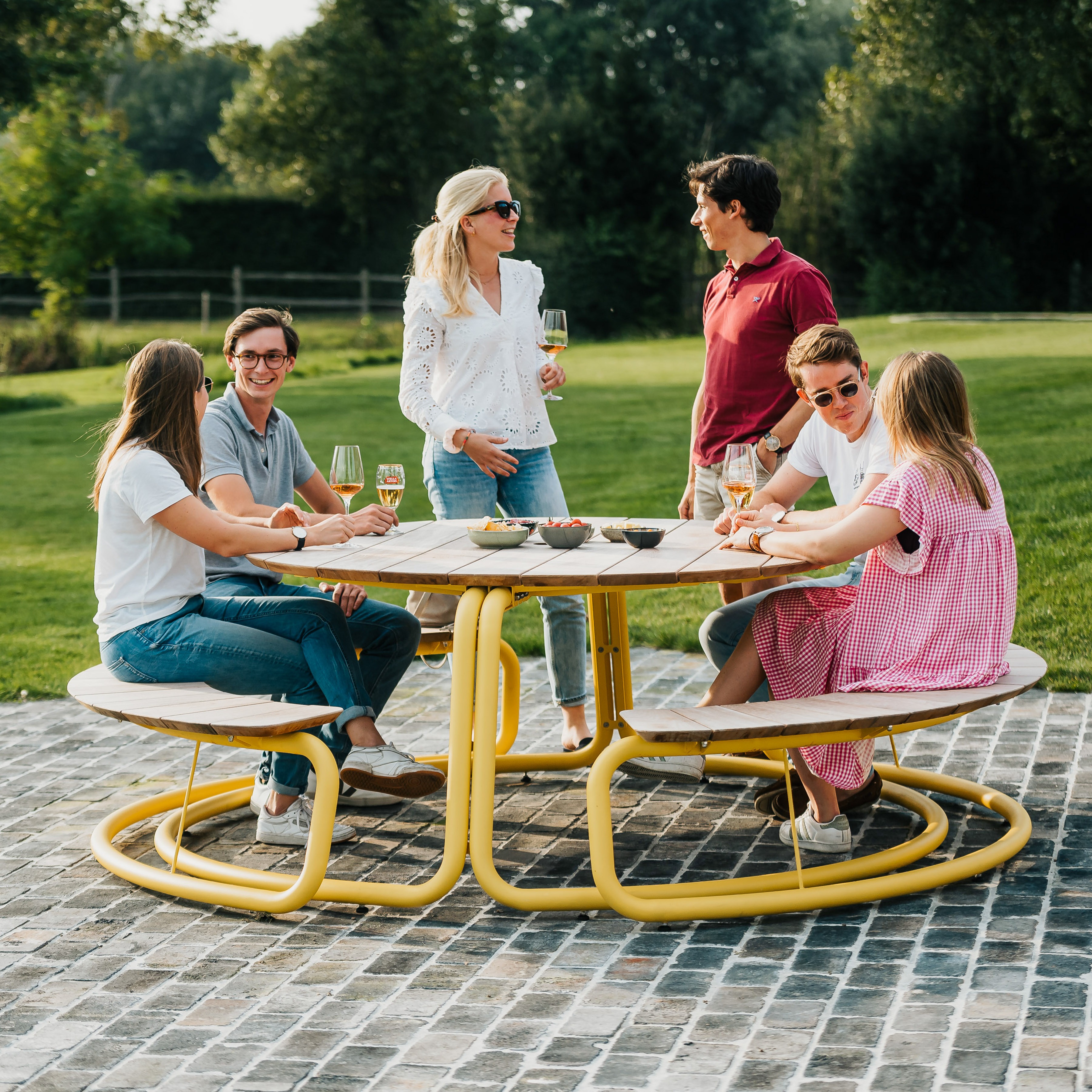 wunder-picknickbank-belgisch-design-tuinmeubelen-the-circle-2.jpg