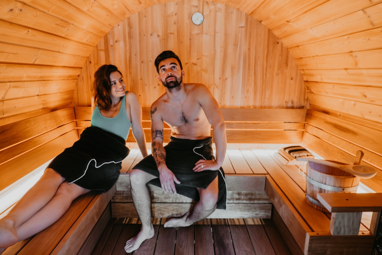 barrelsauna-binnenkant-sauna-koppel.jpg