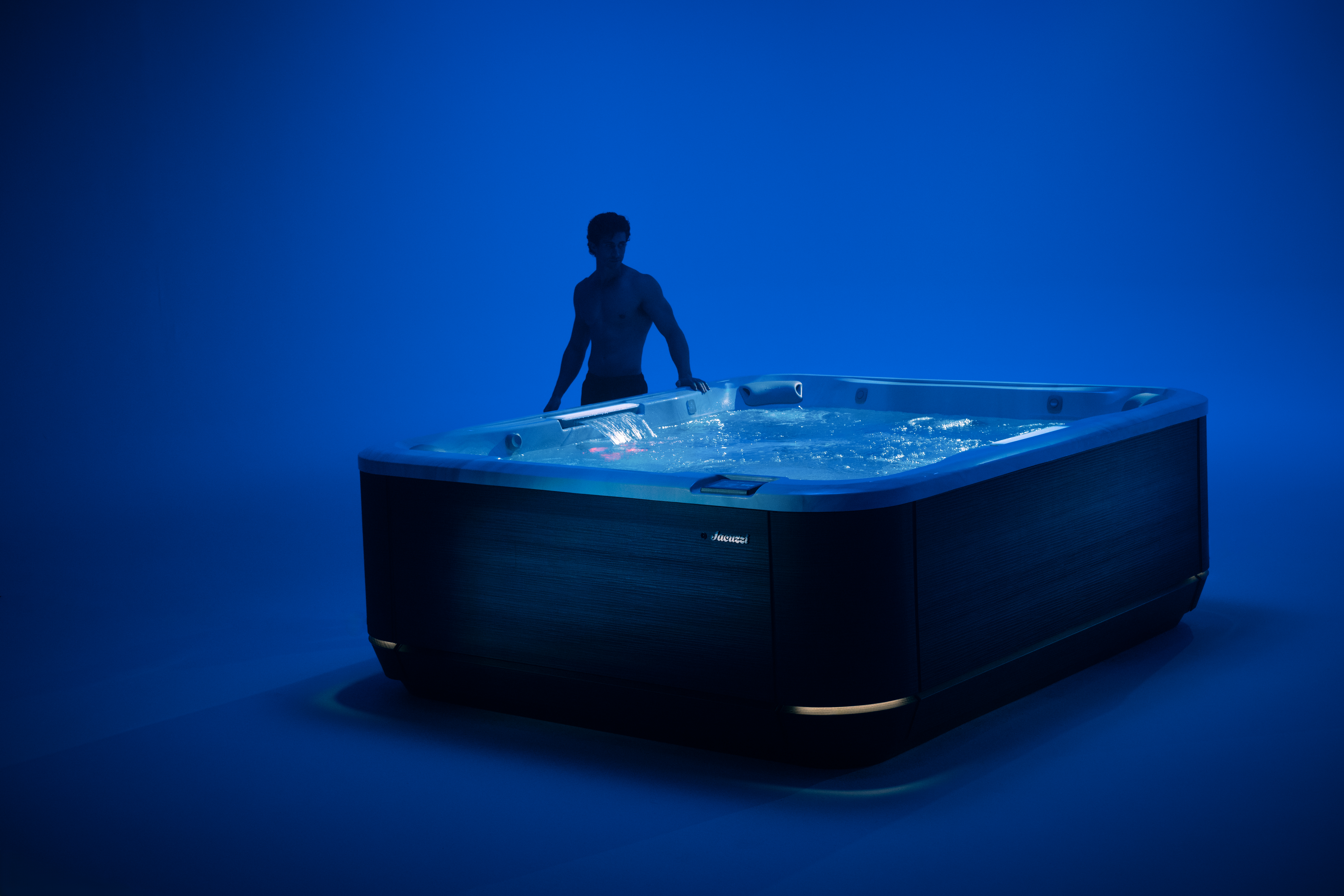 jacuzzi-spa-j509-platinum-noir-stylized-man01-5000x3333-c883c126-25f7-457b-a519-7e052753efcf.jpg