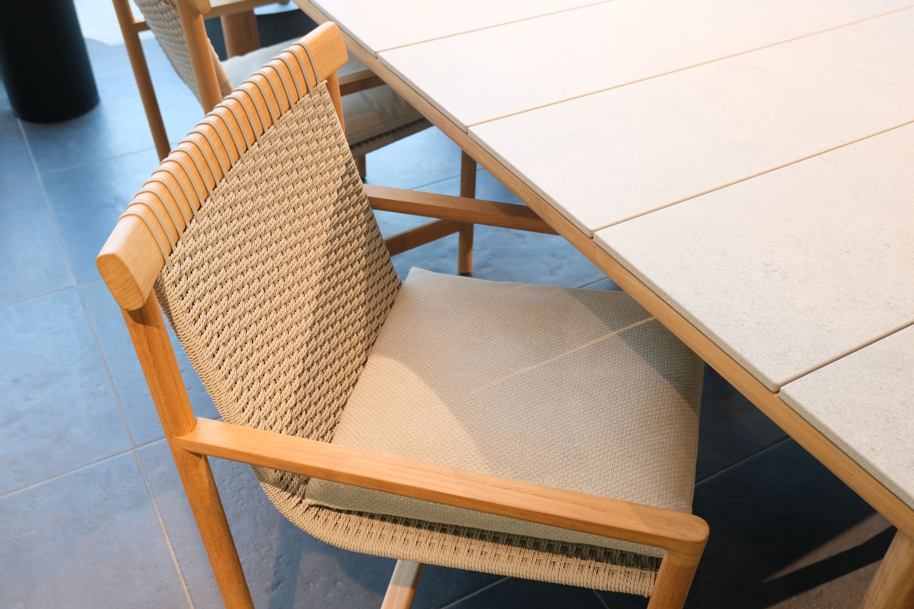LRTribuAmanuTafelenStoelen-detail2.jpg