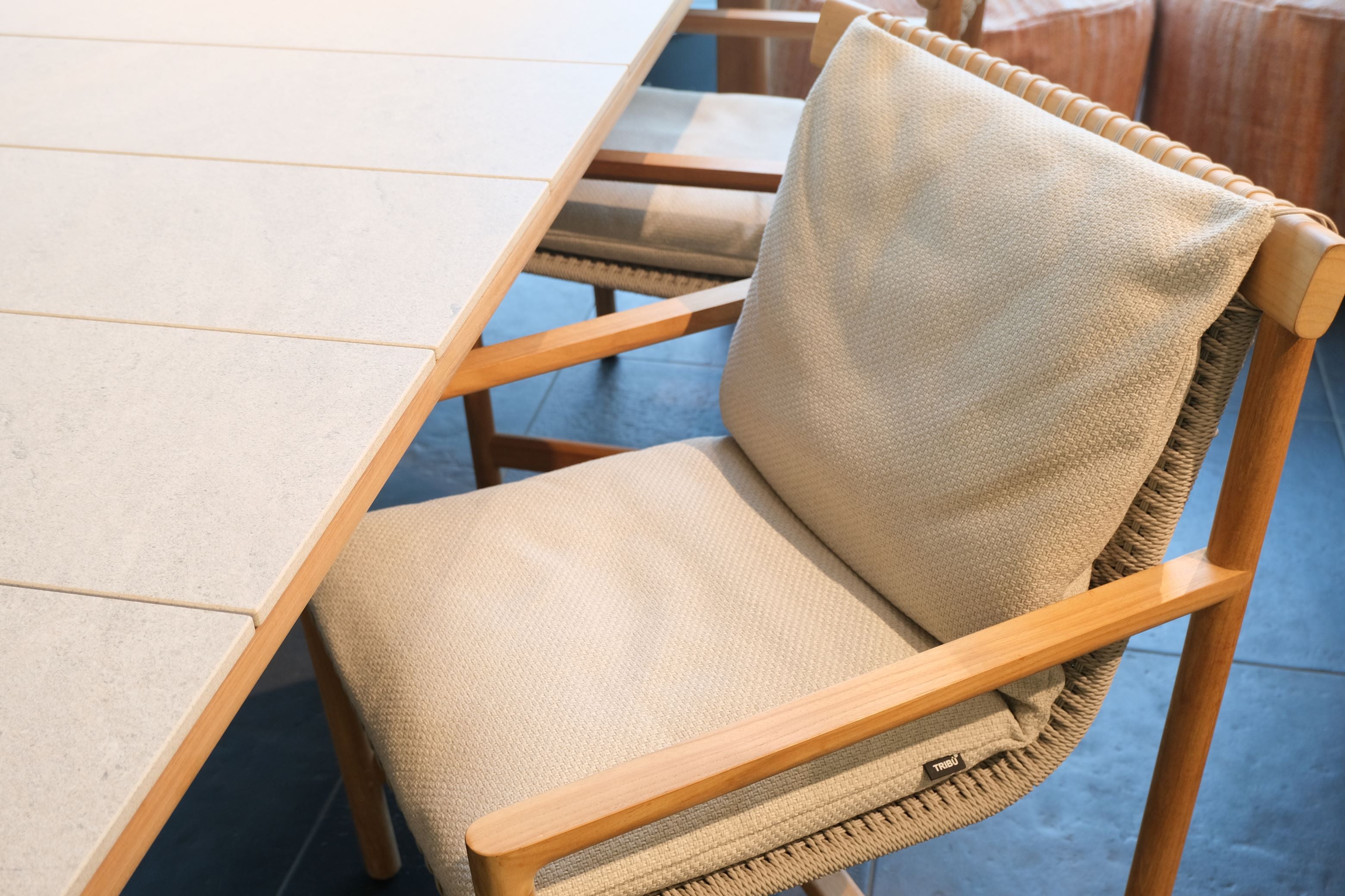 LRTribuAmanuTafelenStoelen-detail3.jpg