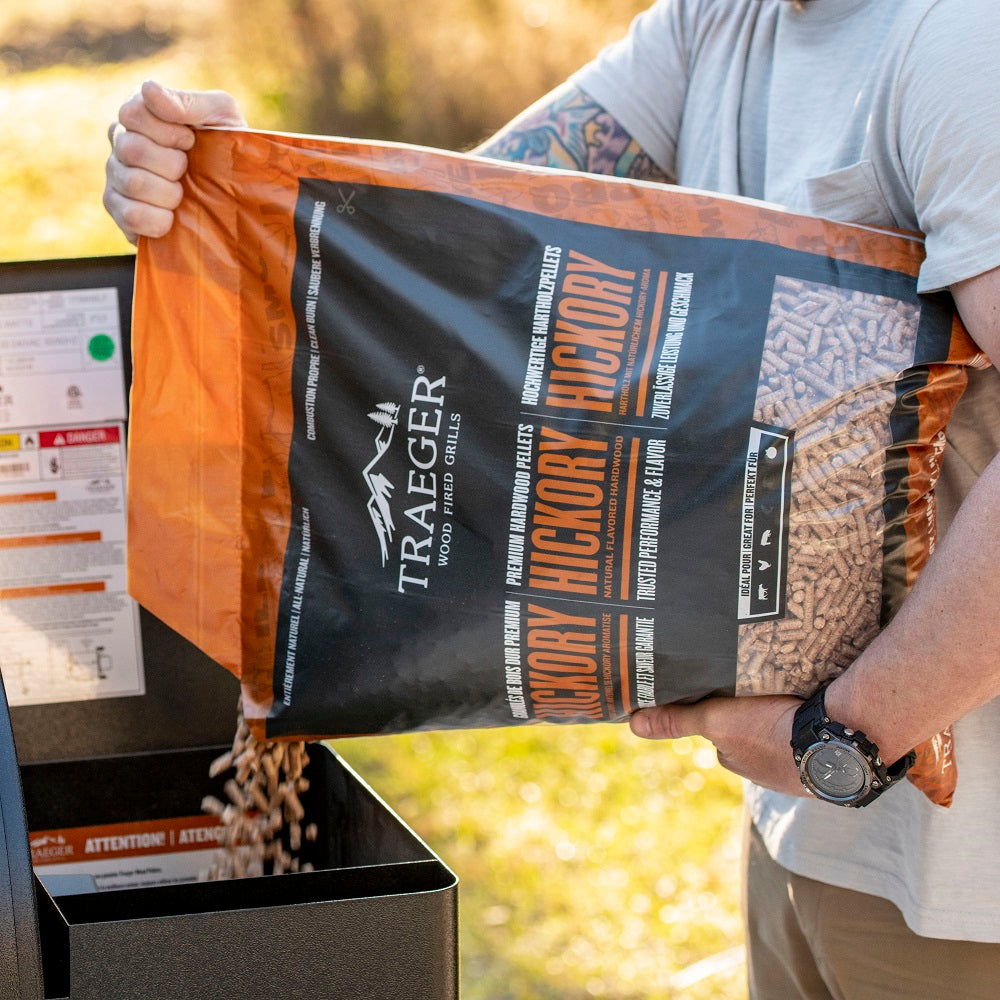 hanolux_HickoryPellets_Lifestyle_Pour_Multilingual_001.jpg